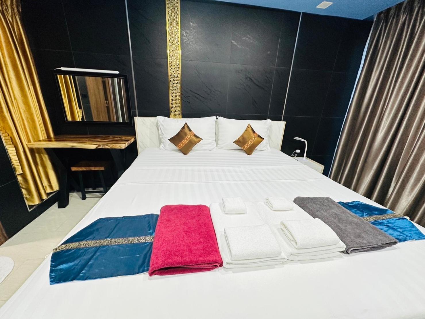 Luxury Business Suits In Grand Avenue By Pattaya City Estates Exterior photo